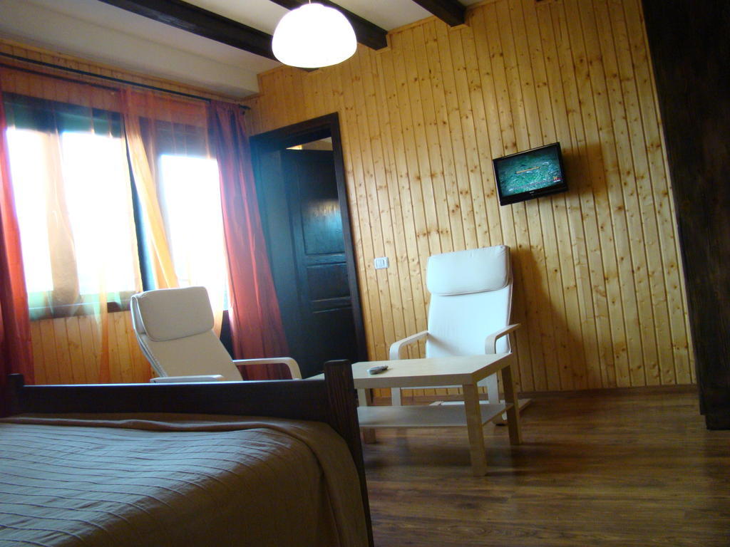 Hotel Dumbrava Soarelui Braşov Habitación foto